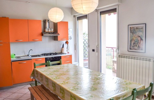 Poppino House | Inviting Villa for 4 with Lake View, Terrace & Parking
