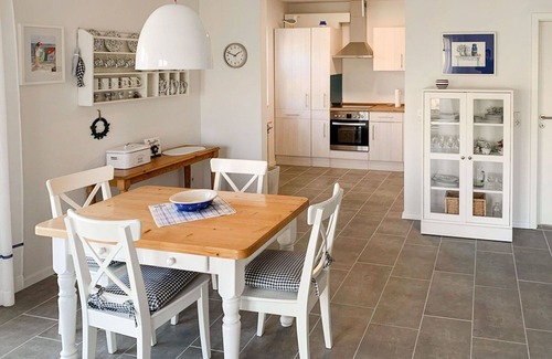 Ditzum House | Cozy Oceanfront Villa with WIFI, Terrace & Parking for 4