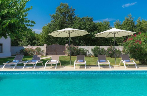 Muzini House | Inviting Villa for 7 with Private Pool and Pet-Friendly Perks