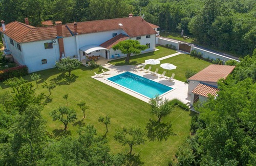 Muzini House | Inviting Villa for 7 with Private Pool and Pet-Friendly Perks
