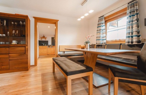 Piesendorf Villa | Spacious Villa for 16 Guests with Lake View & Free WIFI