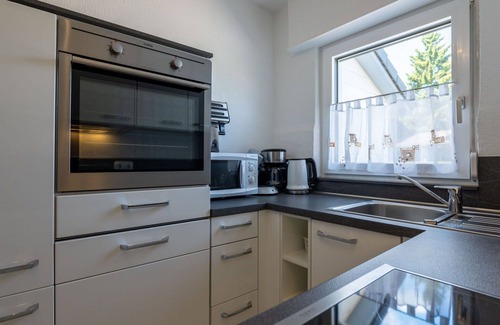 Loffingen House | Inviting Villa for 4 with WIFI, Terrace & Pet-Friendly Amenities