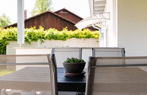 Loffingen House | Inviting Villa for 4 with WIFI, Terrace & Pet-Friendly Amenities