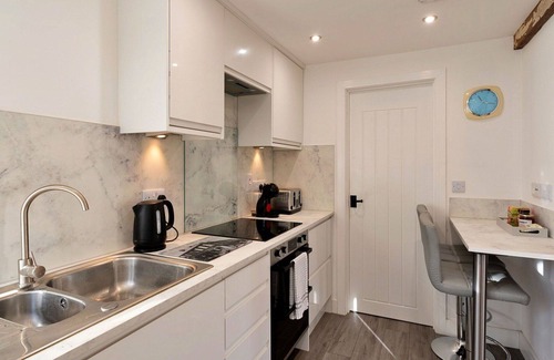 Chilton Foliat House | Wonderful villa for 4 guests with WIFI, terrace and pets allowed