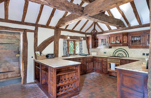 Crawley Down House | Wonderful villa for 6 guests with WIFI, hot tub and TV