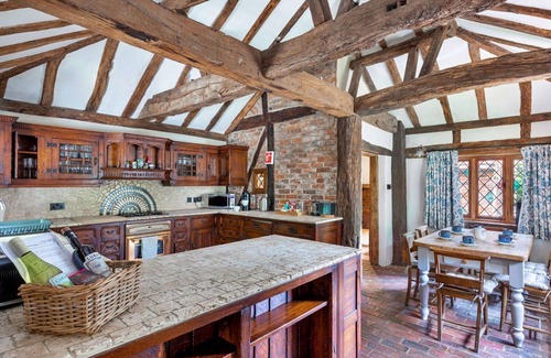 Crawley Down House | Wonderful villa for 6 guests with WIFI, hot tub and TV