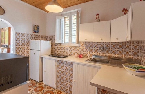 Rosciano House | Inviting Villa for 6 with A/C, Hot Tub, and Terrace