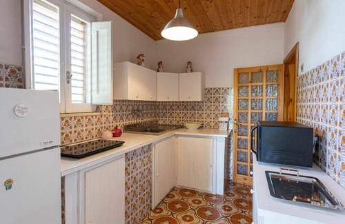 Rosciano House | Inviting Villa for 6 with A/C, Hot Tub, and Terrace
