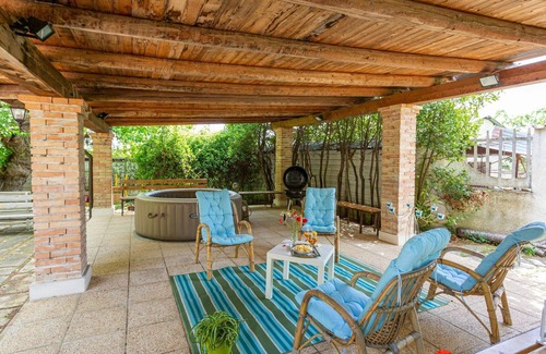 Rosciano House | Inviting Villa for 6 with A/C, Hot Tub, and Terrace