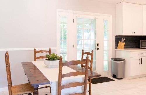 Green Acres House | Cozy Athens Abode: Guest Rated 9.8 with Pet-Friendly Perks