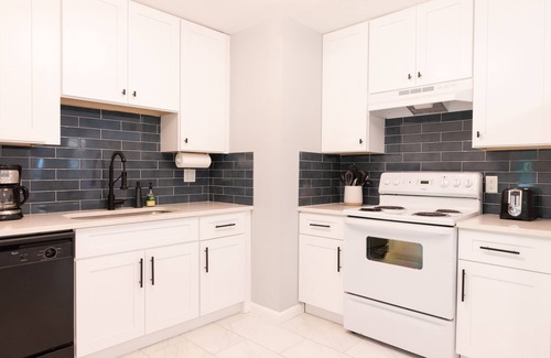 Green Acres House | Cozy Athens Abode: Guest Rated 9.8 with Pet-Friendly Perks