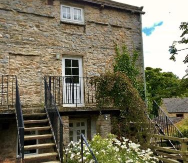 Newbiggin-in-Bishopdale House | Scenic Dales Mill Property - Pet Friendly with High Ratings