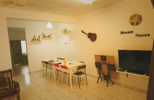 Bentong House | Family-Friendly Wong Bentong Makmur Homestay with Great Reviews