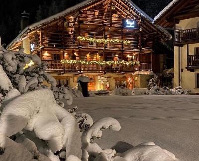 Gressoney-la-Trinite House | Experience Wongade: Family-Friendly with Spa & Dining
