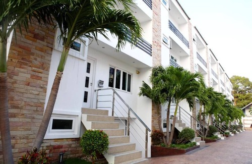 North Pattaya Villa | Oceanfront 4-Bedroom Pool Villa in Pattaya's Wongamat