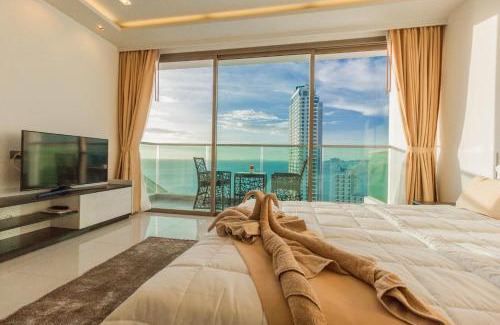North Pattaya Apartment | Guest Rated 10/10: Wongamat Tower with Pool & Hot Tub