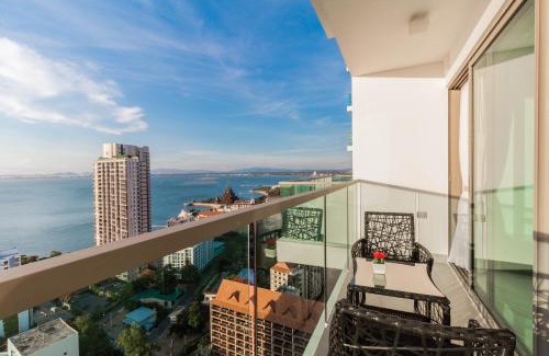 North Pattaya Apartment | Guest Rated 10/10: Wongamat Tower with Pool & Hot Tub