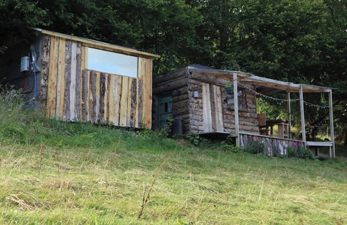Abergele RV Rental | Secluded Cabin Retreat with Unique Glamping Tents