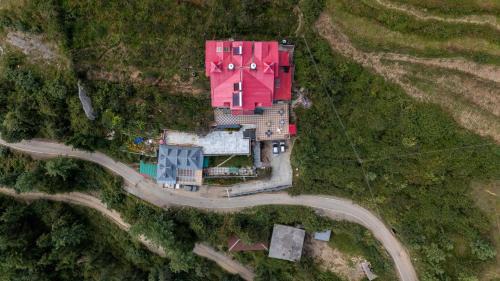 Theog Hotel | Cozy Wood Crista Kufri by an Apple Orchard - Family Friendly