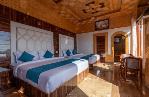 Theog Hotel | Cozy Wood Crista Kufri by an Apple Orchard - Family Friendly