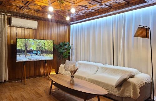 Yeonnam-dong Apartment | Wood house hongik univ 6 double beds