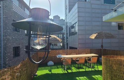Yeonnam-dong Apartment | Wood house hongik univ 6 double beds