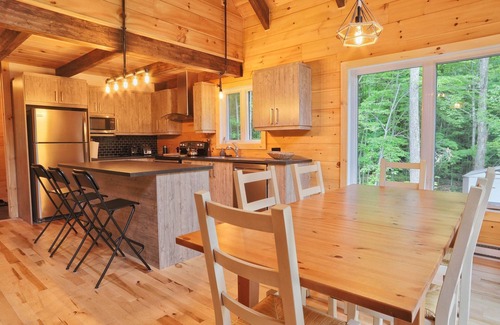 Potton Ski Chalet | Unforgettable Stay at Wood is Great with Pool & Spa Access