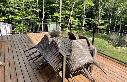Potton Ski Chalet | Unforgettable Stay at Wood is Great with Pool & Spa Access