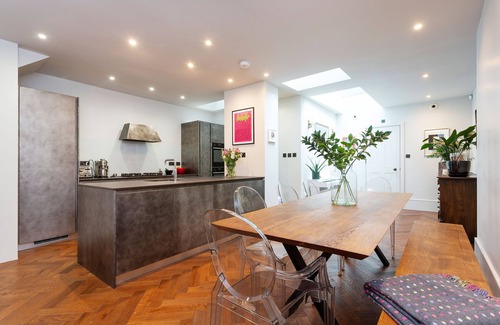 Camden Town with Primrose Hill House | Unique Wood Quirk Retreat with Spa and Family Amenities