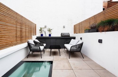 Camden Town with Primrose Hill House | Unique Wood Quirk Retreat with Spa and Family Amenities