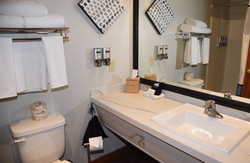 Hailey Hotel | Premier Wood River Inn & Suites with Pool and Spa Amenities