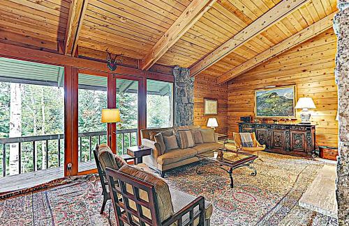 Snowmass Village House | Pet-Friendly Getaway at Wood Road House with Hot Tub