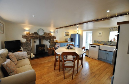 Pittenweem Cottage | Wood's Neuk: Unique Cottage with Family and Pet Amenities