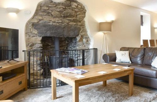 Backbarrow House | Woodside Cottage: Family & Pet Friendly Retreat Awaits