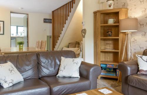 Backbarrow House | Woodside Cottage: Family & Pet Friendly Retreat Awaits