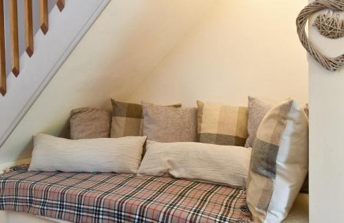 Backbarrow House | Woodside Cottage: Family & Pet Friendly Retreat Awaits