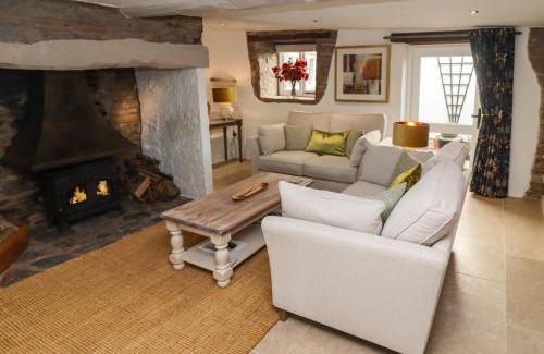 Pitchcombe House | Woodbine Cottage: Family and Pet-Friendly Retreat