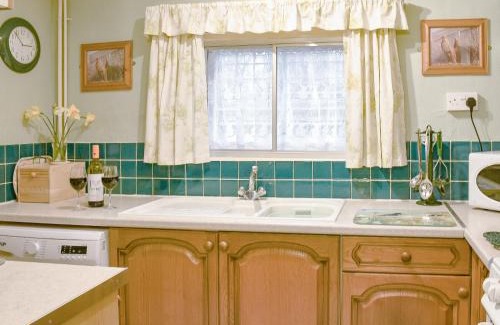 Irstead House | Welcoming Woodbine Cottage: Pet & Child Friendly Retreat