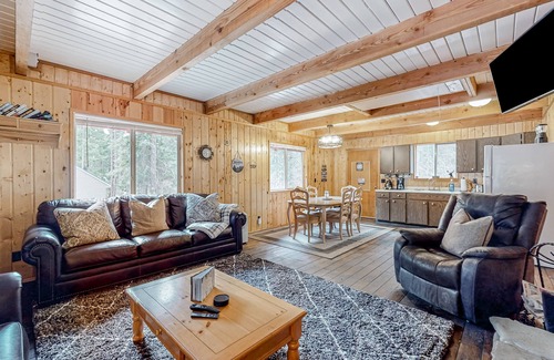 Cle Elum Cabin | Cozy Cabin Retreat with Hot Tub, Deck, and Lake Access