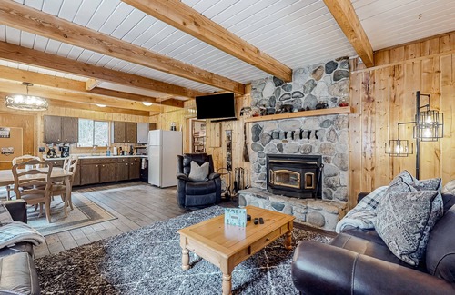 Cle Elum Cabin | Cozy Cabin Retreat with Hot Tub, Deck, and Lake Access
