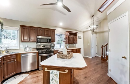 Howard House | Idyllic Lakefront Retreat in Apple Valley - 10/10 Rated