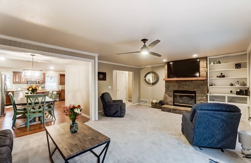 Howard House | Idyllic Lakefront Retreat in Apple Valley - 10/10 Rated