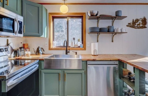 Gouldsboro Cabin | Scenic Poconos Retreat with Firepit, Kayaks & Guest Rated 9.2