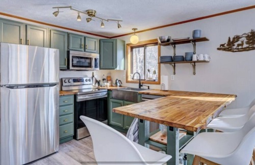 Gouldsboro Cabin | Scenic Poconos Retreat with Firepit, Kayaks & Guest Rated 9.2