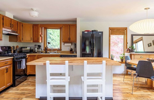 Town of Olive House | Wooded Way: Forest Views—Scenic Days—Starry Skies