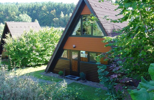 Machtlos House | Cozy Wooden Bungalow with Terrace in Serene Woodland