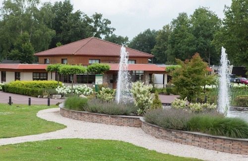 Susteren Ski Chalet | Cozy Wooden Chalet Near Maastricht with Pool and Breakfast
