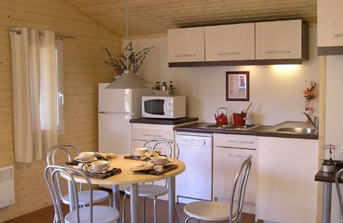 Beynat Ski Chalet | Cozy Wooden Chalet by Scenic Lac de Miel with Breakfast