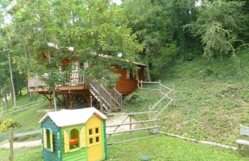 Saint-Maxire Ski Chalet | Ideal Wooden Cottage on Stilts with Family-Friendly Amenities
