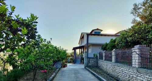 Delvine House | Cozy Wooden Guest House with Child-Friendly Amenities